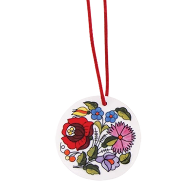Fehér kerek kalocsai porcelán medál bőrpánttal