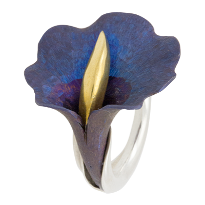 Kék titánium gyűrű fodros kála virággal