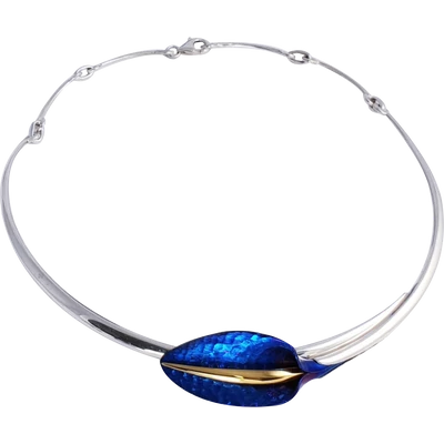 Kék titánium kála szirom formájú collier