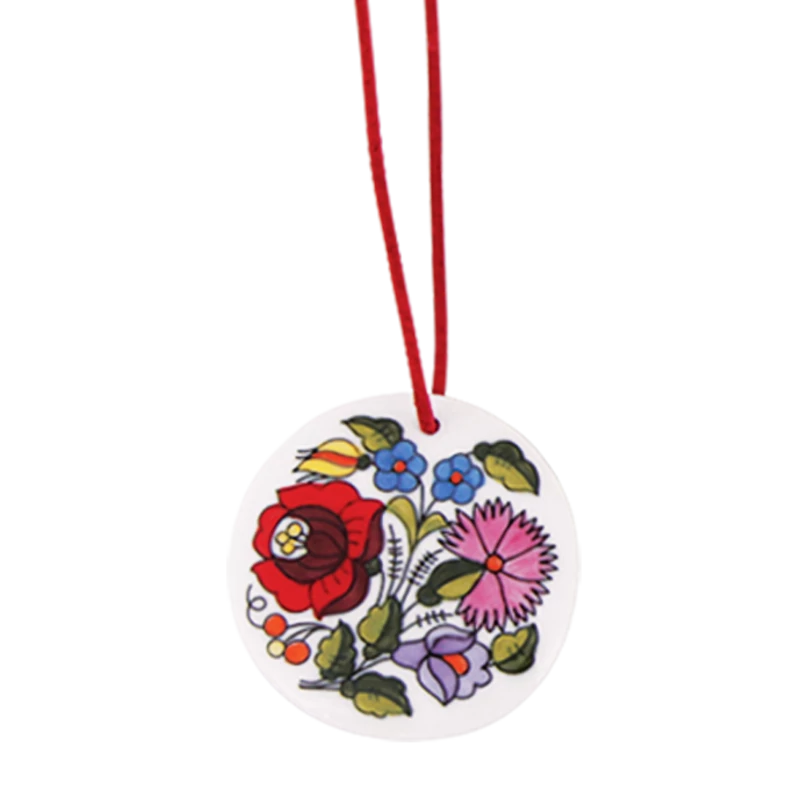 Fehér kerek kalocsai porcelán medál bőrpánttal